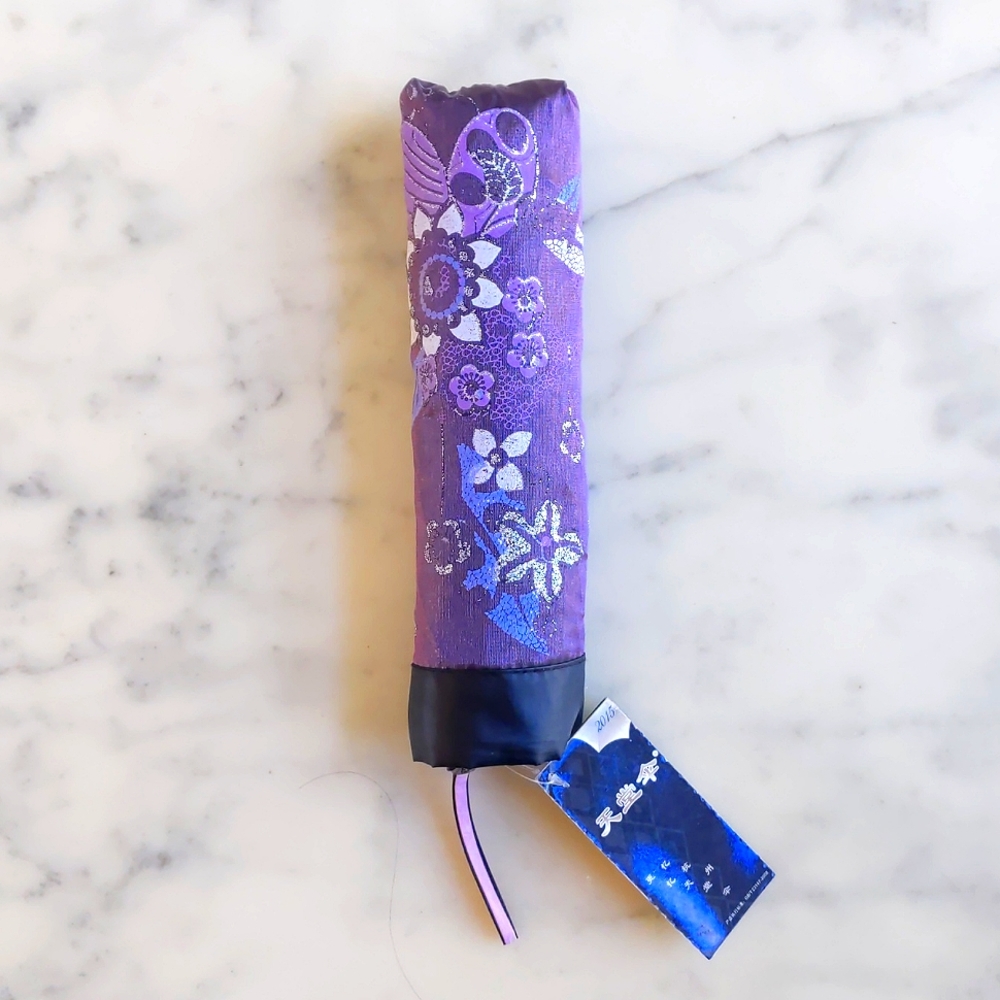NWT. Color Changing Glitter Purple Floral Tri-Folding Umbrella.